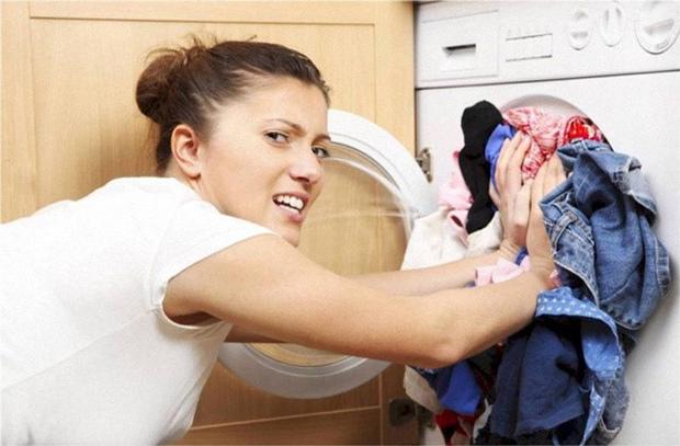 Nhồi Nhét Nhiều Đồ Vượt Quá Khối Lượng Cho Phép Của Máy Giặt