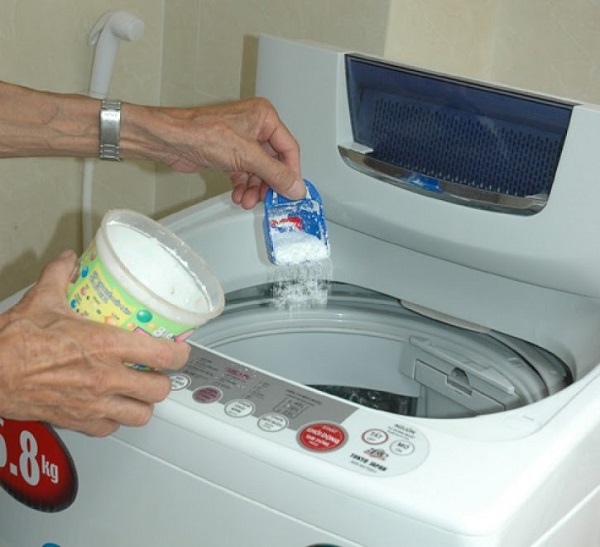 Với Máy Giặt Cửa Trước Thì Càng Sử Dụng Ít Nước Hơn Nữa Nên Chỉ Nên Cho Ít Nước Xả Hoặc Thuốc Tẩy.